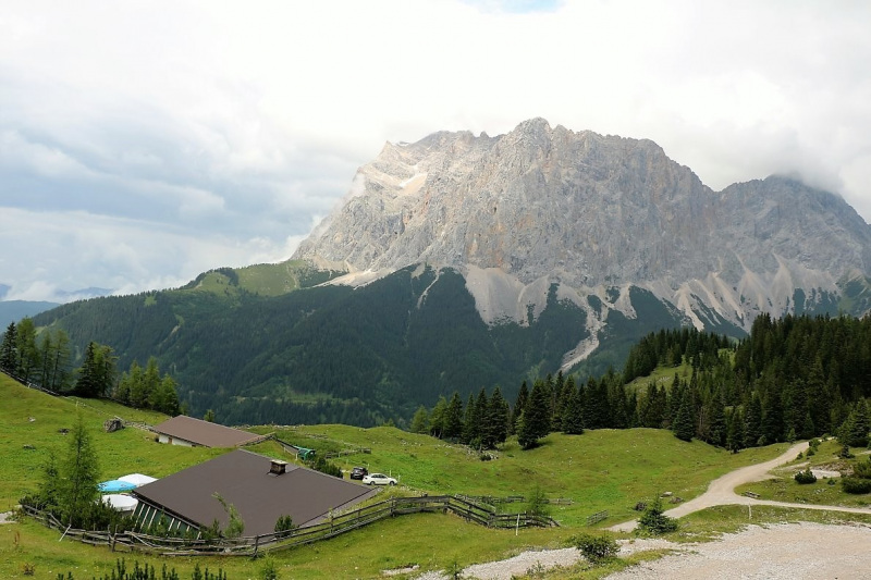 Seeben Alm – Schutzwall schützt den Hüttenbetrieb