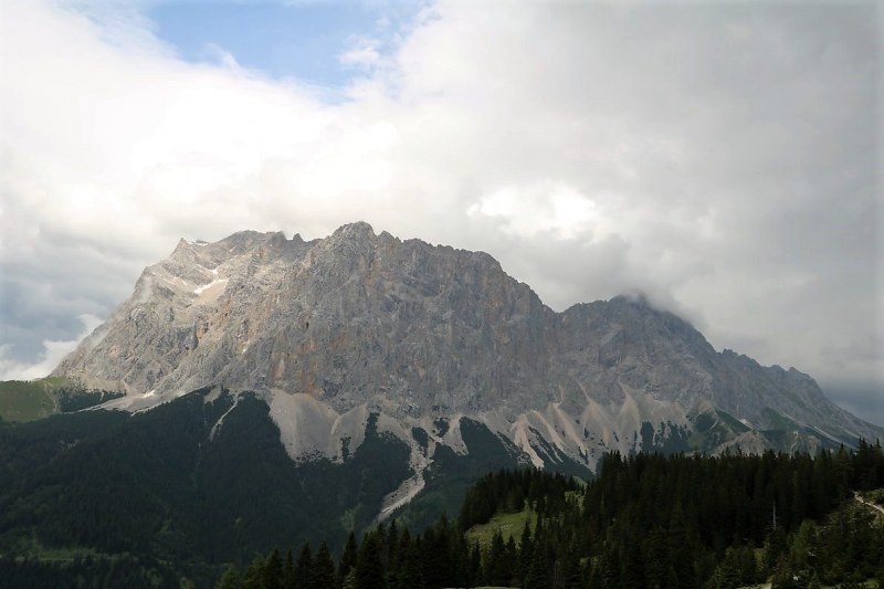 Seeben Alm – Schutzwall schützt den Hüttenbetrieb
