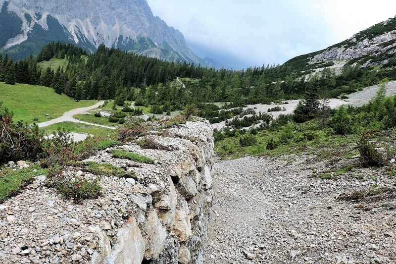 Seeben Alm – Schutzwall schützt den Hüttenbetrieb