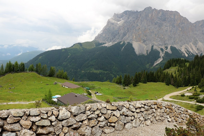 Seeben Alm – Schutzwall schützt den Hüttenbetrieb
