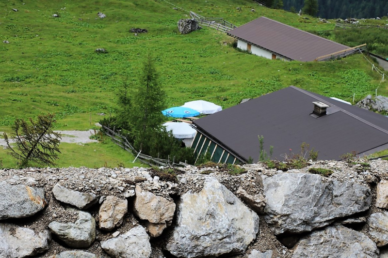 Seeben Alm – Schutzwall schützt den Hüttenbetrieb