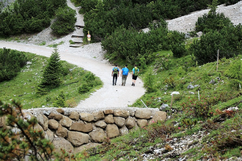 Seeben Alm – Schutzwall schützt den Hüttenbetrieb