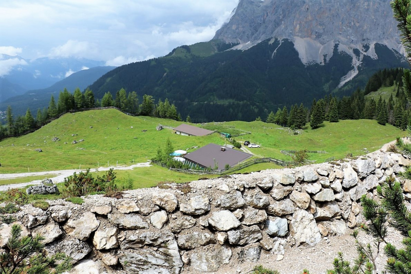 Seeben Alm – Schutzwall schützt den Hüttenbetrieb