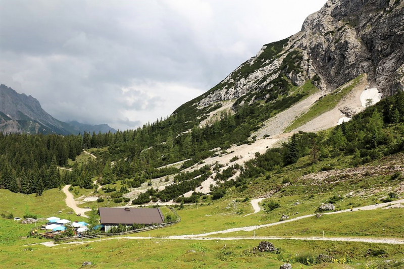 Seeben Alm – Schutzwall schützt den Hüttenbetrieb