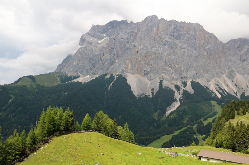 Seeben Alm – Schutzwall schützt den Hüttenbetrieb