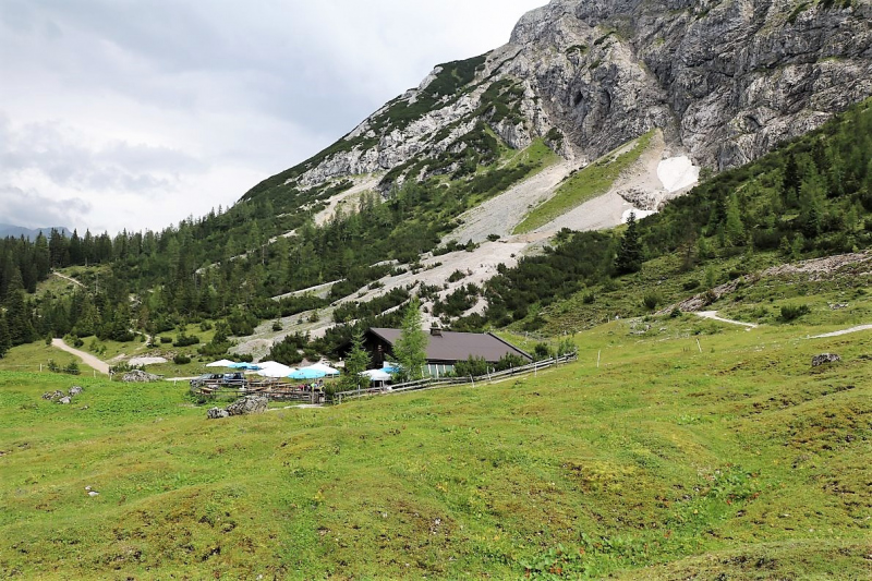 Seeben Alm – Schutzwall schützt den Hüttenbetrieb