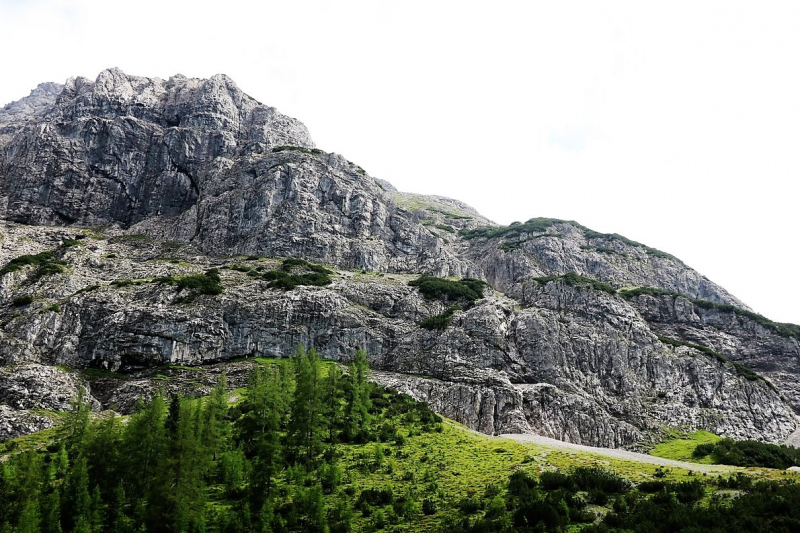 Seeben Alm – Schutzwall schützt den Hüttenbetrieb