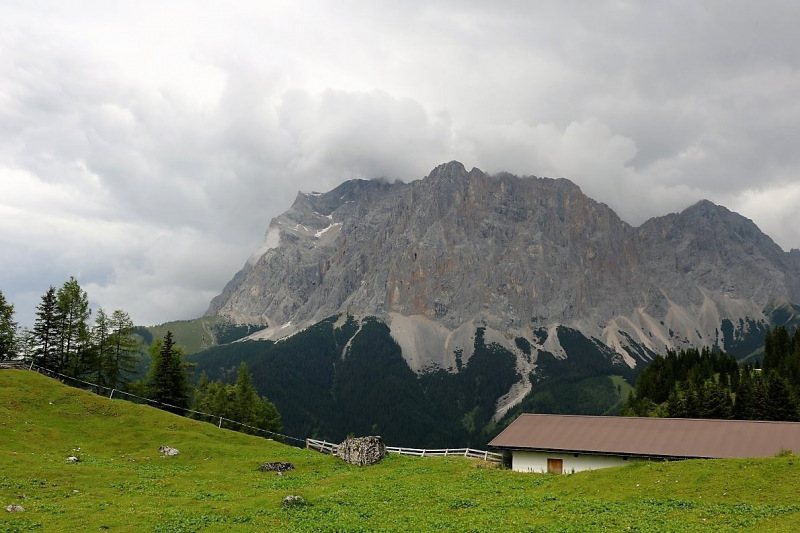 Seeben Alm – Schutzwall schützt den Hüttenbetrieb