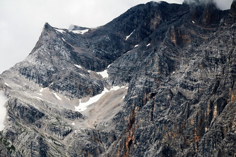 Seeben Alm – Schutzwall schützt den Hüttenbetrieb