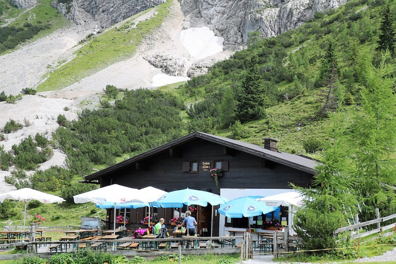 Seeben Alm – Schutzwall schützt den Hüttenbetrieb