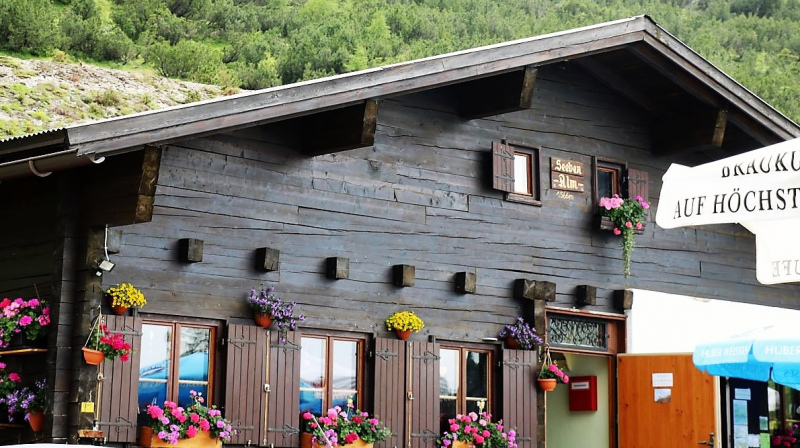 Seeben Alm – Schutzwall schützt den Hüttenbetrieb