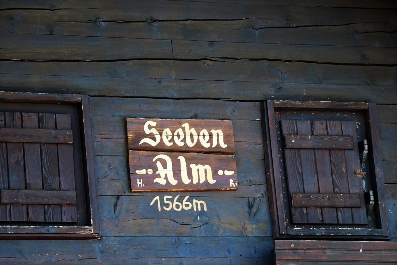 Seebenalm – Gebaut werden Steinschlagschutz und Gastank