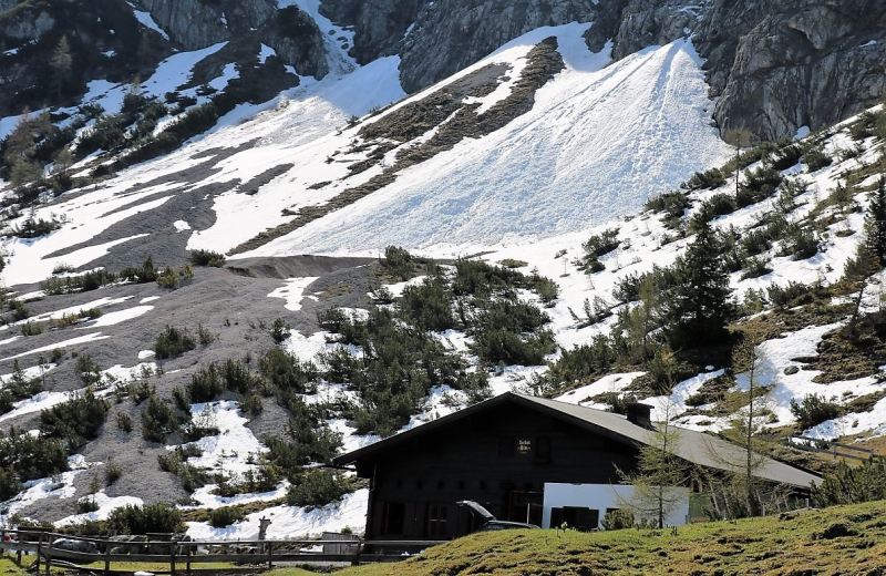 Seebenalm – Gebaut werden Steinschlagschutz und Gastank