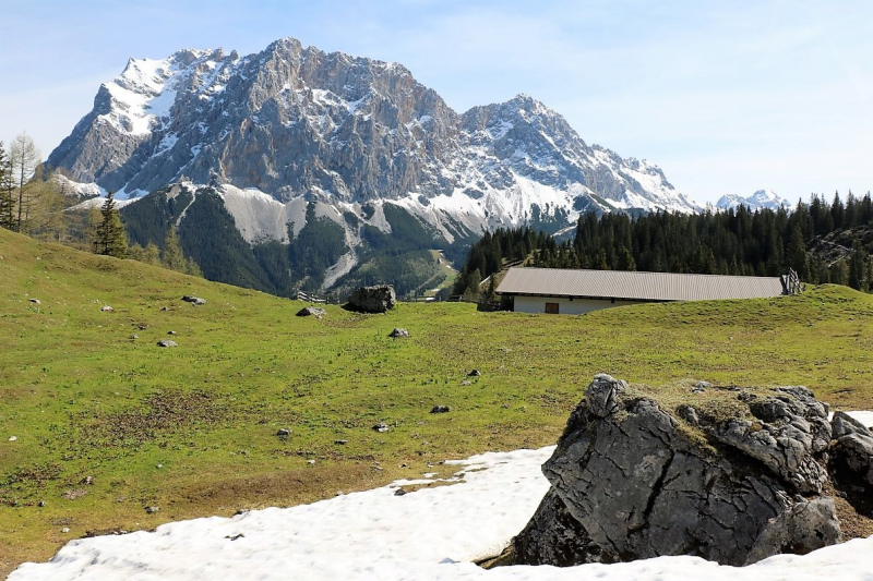 Seebenalm – Gebaut werden Steinschlagschutz und Gastank