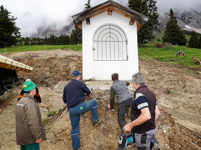 Verlegung der Feldernalmkapelle