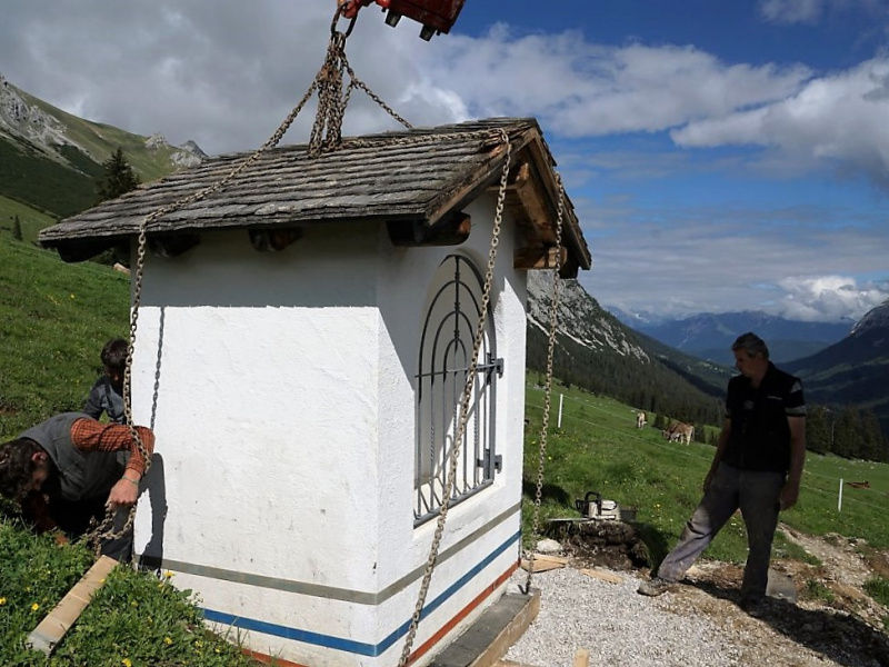 Verlegung der Feldernalmkapelle