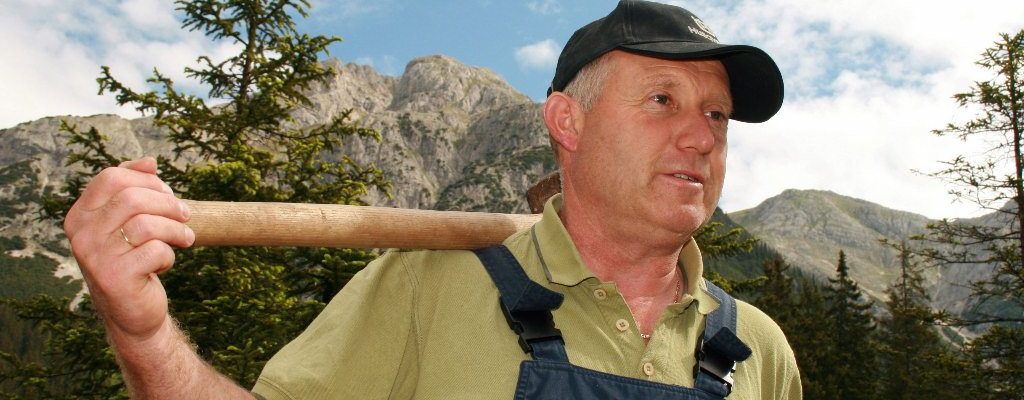 Almmeister Klaus Scharmer: "Mit dem Zäunen beginnt für die Obermieminger Almleute Almsommer." (Foto: Knut Kuckel)