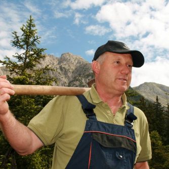 Almmeister Klaus Scharmer: "Mit dem Zäunen beginnt für die Obermieminger Almleute Almsommer." (Foto: Knut Kuckel)