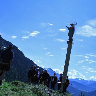 Die neue Marienskulptur steht auf einer mehr als 150 Jahre alten Lärchenholzsäule. (Foto: Knut Kuckel)