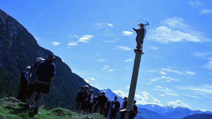 Die neue Marienskulptur steht auf einer mehr als 150 Jahre alten Lärchenholzsäule. (Foto: Knut Kuckel)