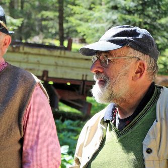 Beim Zäunen unterhalten sich zwei Urgesteine über die Zukunft der Almbauern. (Foto: Knut Kuckel)