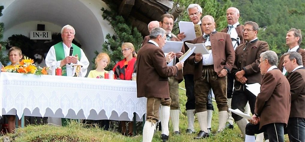 Dekan Mag. Reinhold Pitterle las die Messe an der Kapelle der Marienberg Alm. (Foto: Knut Kuckel)