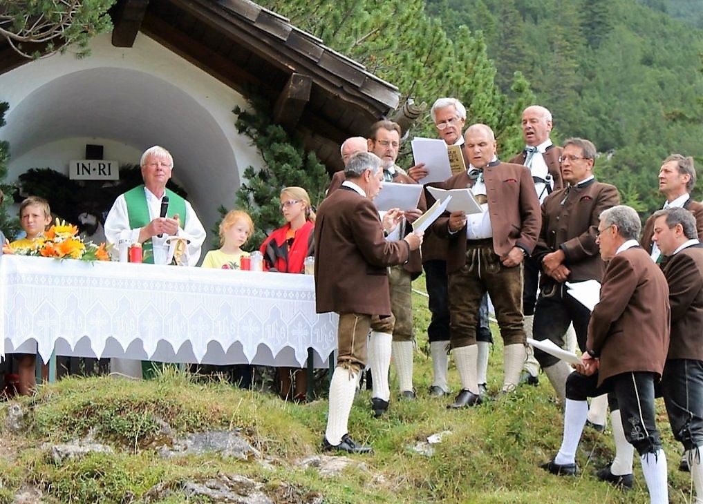 Dekan Mag. Reinhold Pitterle las die Messe an der Kapelle der Marienberg Alm. (Foto: Knut Kuckel)