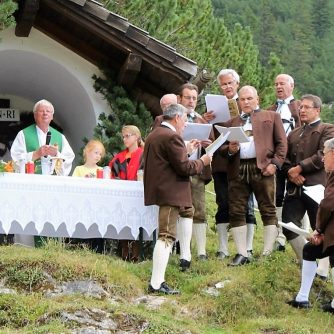 Dekan Mag. Reinhold Pitterle las die Messe an der Kapelle der Marienberg Alm. (Foto: Knut Kuckel)