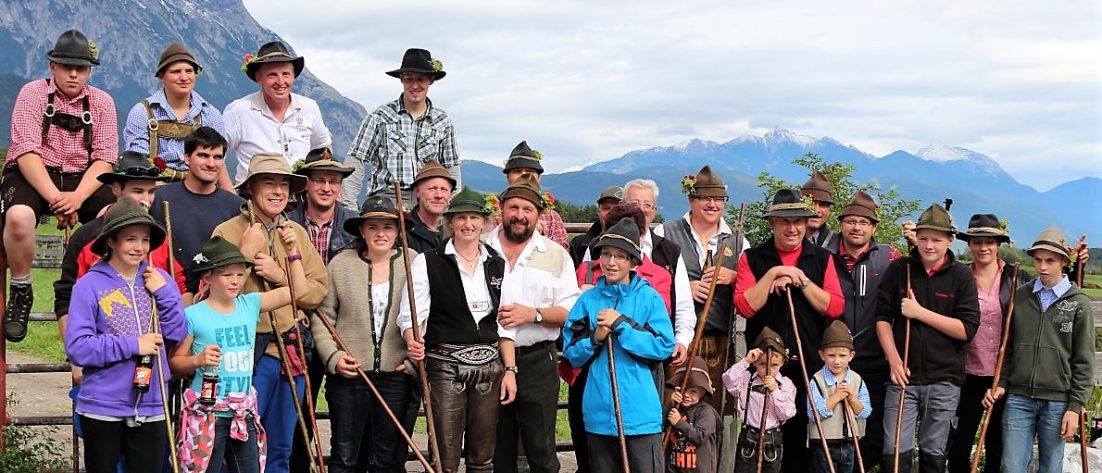 Im Kreise der Hirten, ihrer Familien und einer Handvoll Gästen feierten die Bauern aus Obermieming ihr „kleines Almfest“. (Foto: Knut Kuckel)