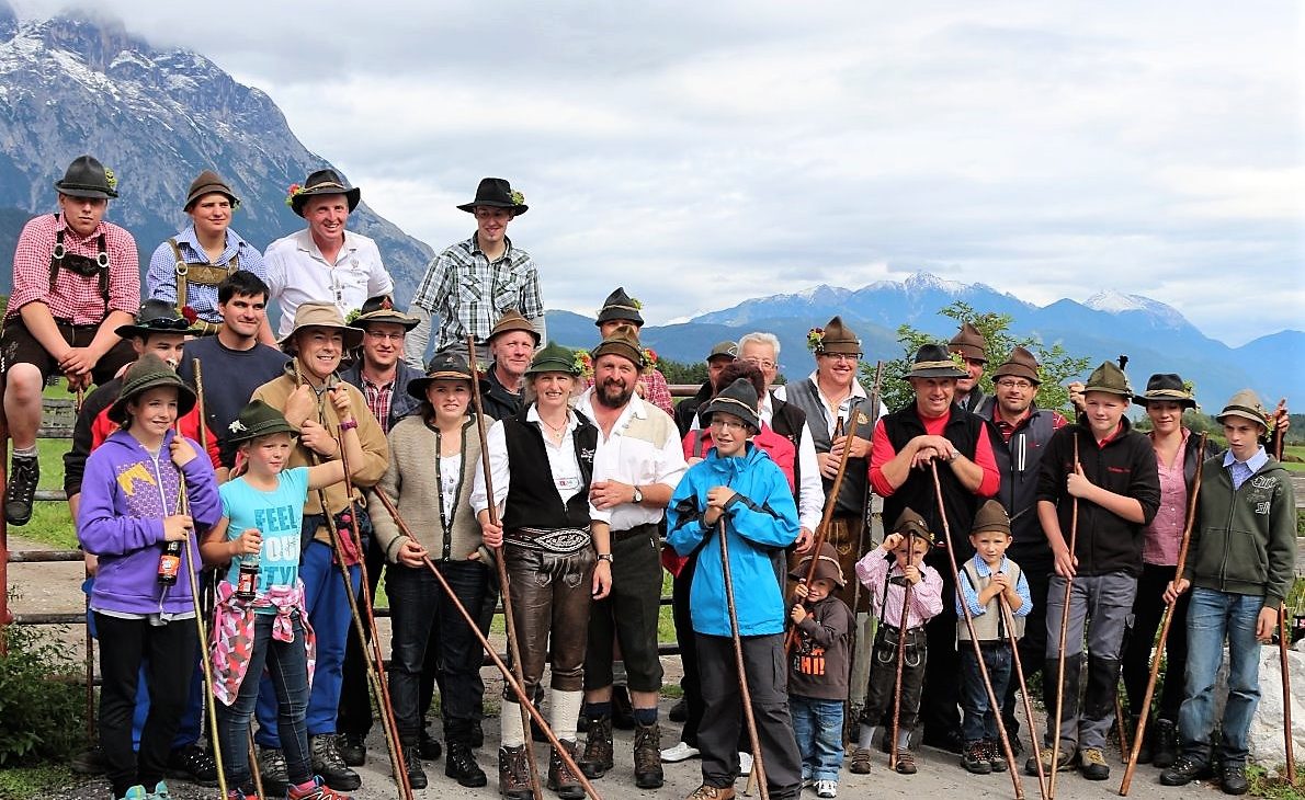Im Kreise der Hirten, ihrer Familien und einer Handvoll Gästen feierten die Bauern aus Obermieming ihr „kleines Almfest“. (Foto: Knut Kuckel)
