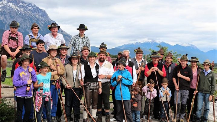 Im Kreise der Hirten, ihrer Familien und einer Handvoll Gästen feierten die Bauern aus Obermieming ihr „kleines Almfest“. (Foto: Knut Kuckel)