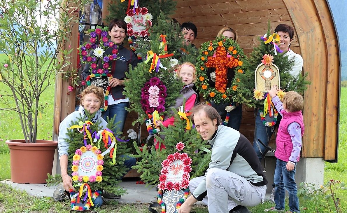 Die Dorfgemeinschaft trifft sich bei Verena van Staa, um die „Proster“ für das Marienberg-Vieh zu fertigen. (Foto: Knut Kuckel)