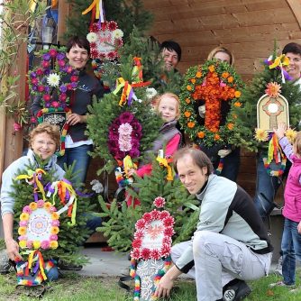 Die Dorfgemeinschaft trifft sich bei Verena van Staa, um die „Proster“ für das Marienberg-Vieh zu fertigen. (Foto: Knut Kuckel)