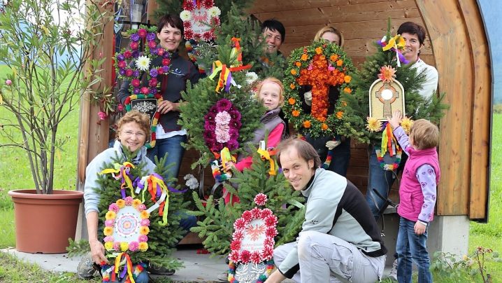 Die Dorfgemeinschaft trifft sich bei Verena van Staa, um die „Proster“ für das Marienberg-Vieh zu fertigen. (Foto: Knut Kuckel)