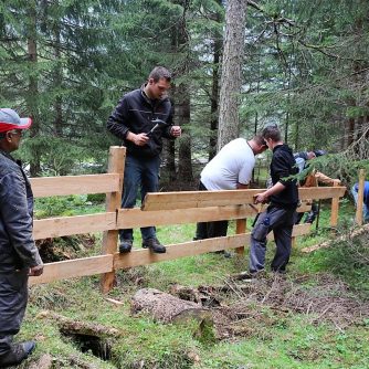 Marienbergalpe - Vor dem Viehauftrieb müssen die Winterschäden repariert werden, Foto: Knut Kuckel
