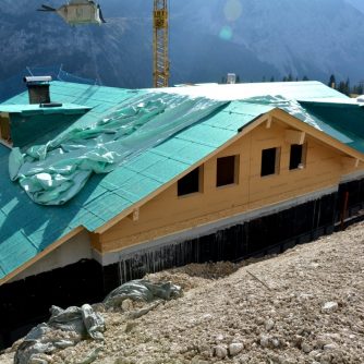 Rund 700-tausend Euro ist der Gemeinde und Agrargemeinschaft Feldereralpe der winterfeste Ausbau der Hochfeldern Alm wert. (Foto: Franz Dengg)