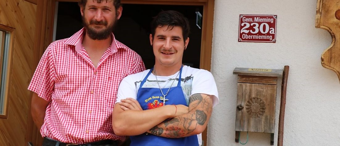Martin Reich und Fabio Riml sind die neuen Alm- und Hüttenwirte auf der Hochfeldern Alm. (Foto: Knut Kuckel)