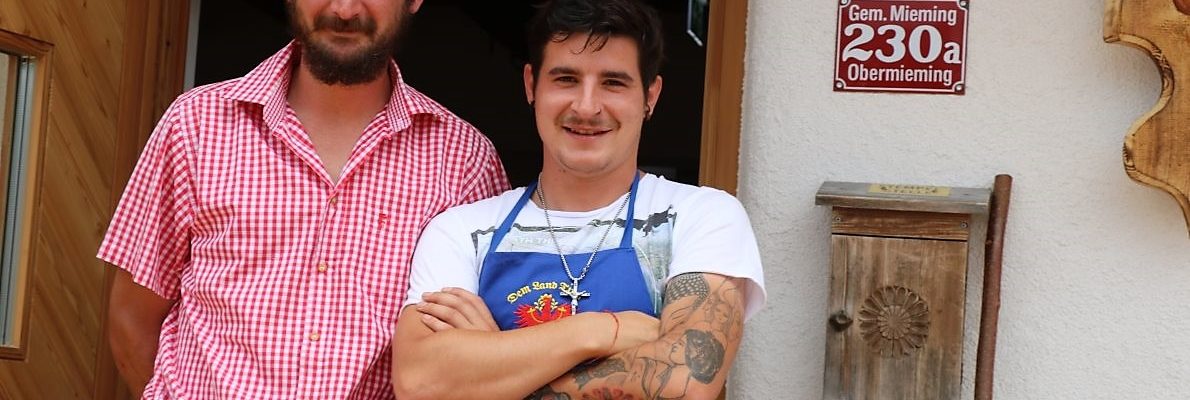Martin Reich und Fabio Riml sind die neuen Alm- und Hüttenwirte auf der Hochfeldern Alm. (Foto: Knut Kuckel)