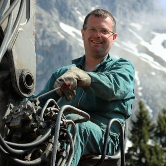 Michael Holzeis ist heute in einer Sonderfunktion Kranführer und räumt mit kompetenter Unterstützung die Baustelle auf. Foto: (Knut Kuckel)