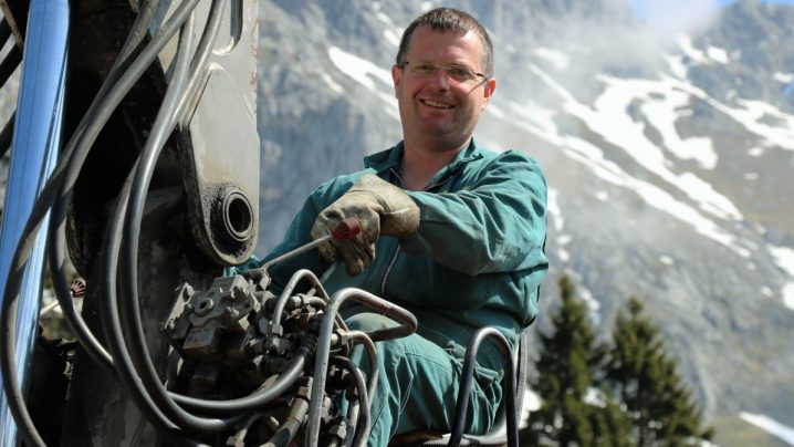 Michael Holzeis ist heute in einer Sonderfunktion Kranführer und räumt mit kompetenter Unterstützung die Baustelle auf. Foto: (Knut Kuckel)