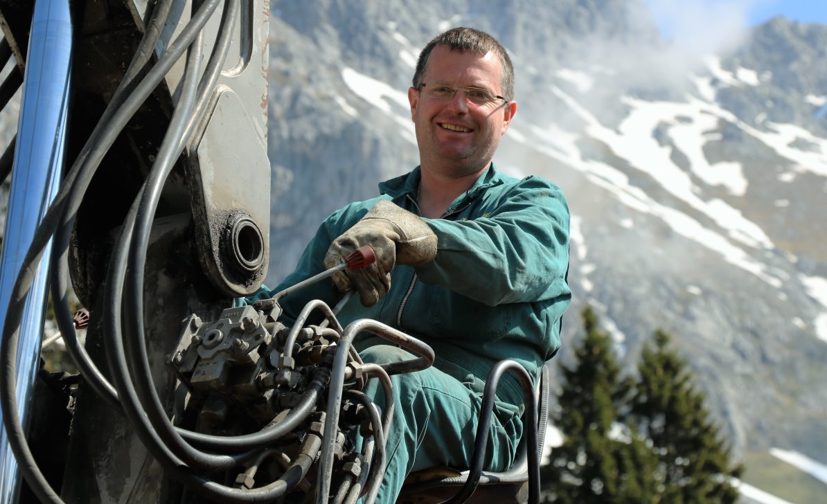 Michael Holzeis ist heute in einer Sonderfunktion Kranführer und räumt mit kompetenter Unterstützung die Baustelle auf. Foto: (Knut Kuckel)