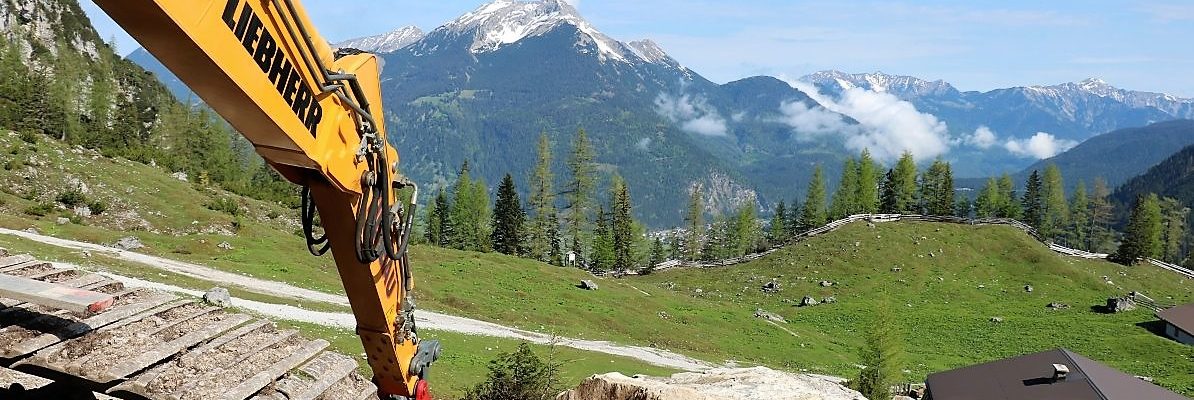 Die Seeben Alm soll vor Steinschlag geschützt werden - Bagger haben mit der Arbeit begonnen. (Foto: Knut Kuckel)