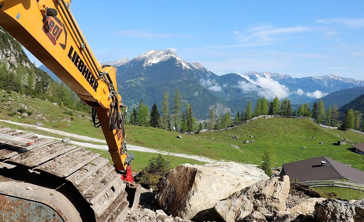 Die Seeben Alm soll vor Steinschlag geschützt werden - Bagger haben mit der Arbeit begonnen. (Foto: Knut Kuckel)