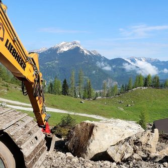 Die Seeben Alm soll vor Steinschlag geschützt werden - Bagger haben mit der Arbeit begonnen. (Foto: Knut Kuckel)