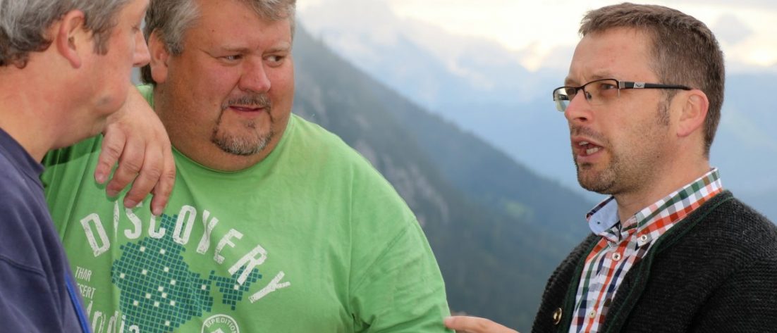 Fußbodenverleger Frank und Stefan aus Thüringen im Gespräch mit Martin Kapeller. (Foto: Knut Kuckel)