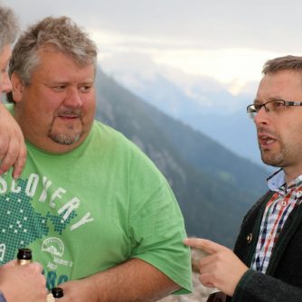 Fußbodenverleger Frank und Stefan aus Thüringen im Gespräch mit Martin Kapeller. (Foto: Knut Kuckel)