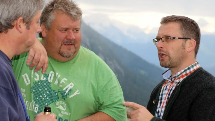 Fußbodenverleger Frank und Stefan aus Thüringen im Gespräch mit Martin Kapeller. Foto: Knut Kuckel