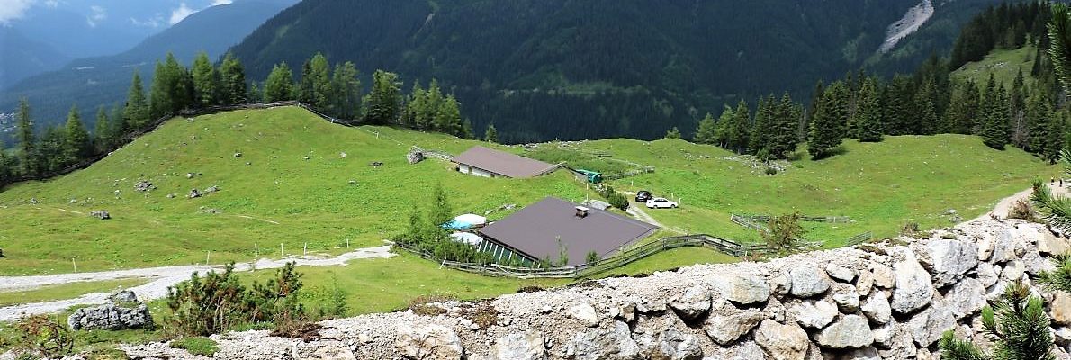 Ein Schutzwall schützt den Hüttenbetrieb der Seeben Alm. (Foto: Knut Kuckel)