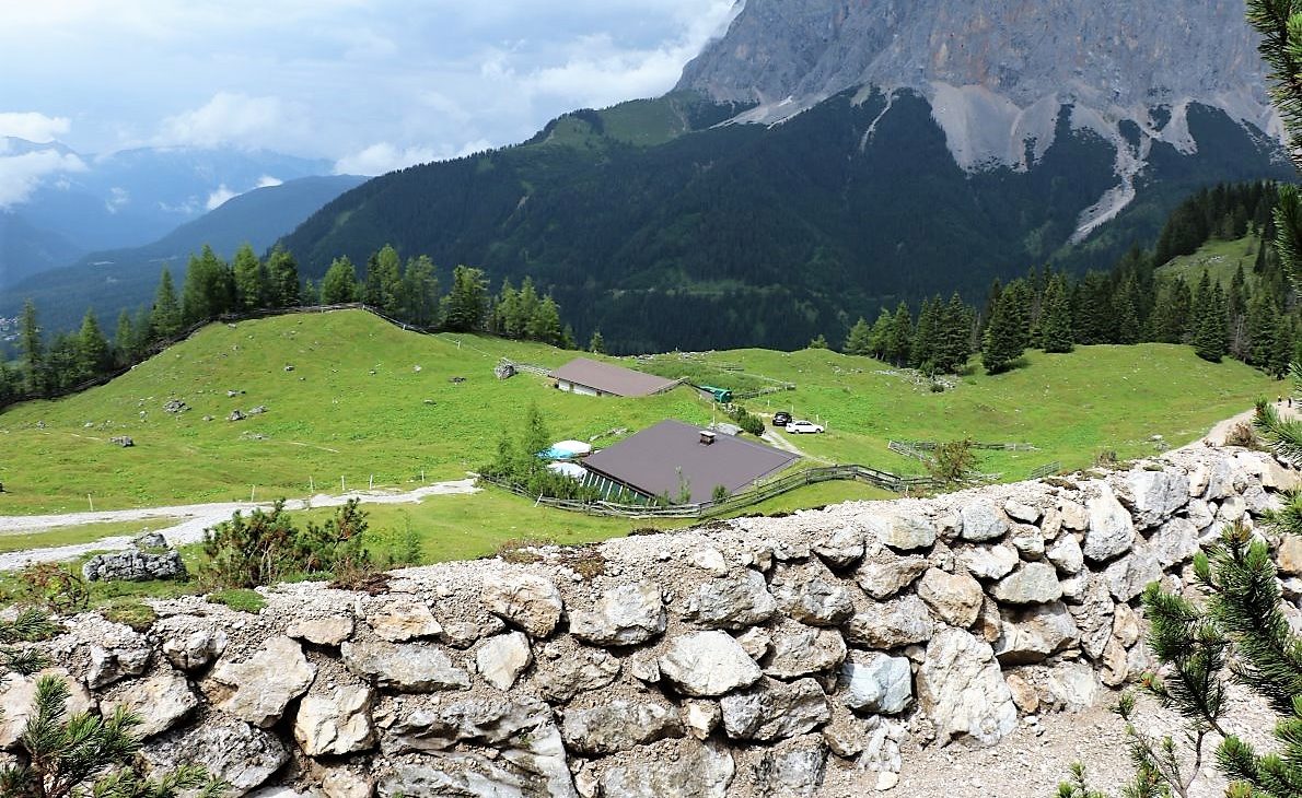 Ein Schutzwall schützt den Hüttenbetrieb der Seeben Alm. (Foto: Knut Kuckel)