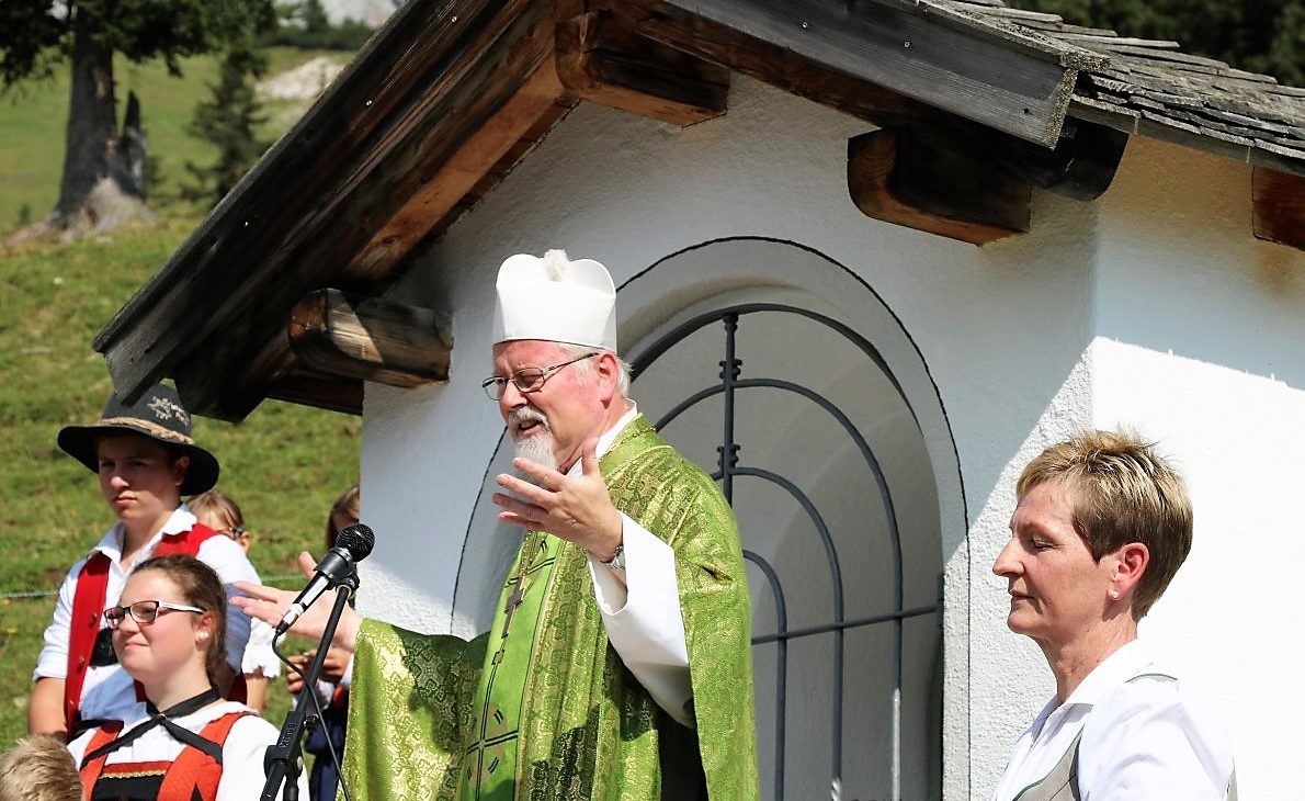 „Das ist meine erste Almmesse hier heroben“, sagte Abt German Erd vom Zisterzienser-Stift in Stams. (Foto: Knut Kuckel)